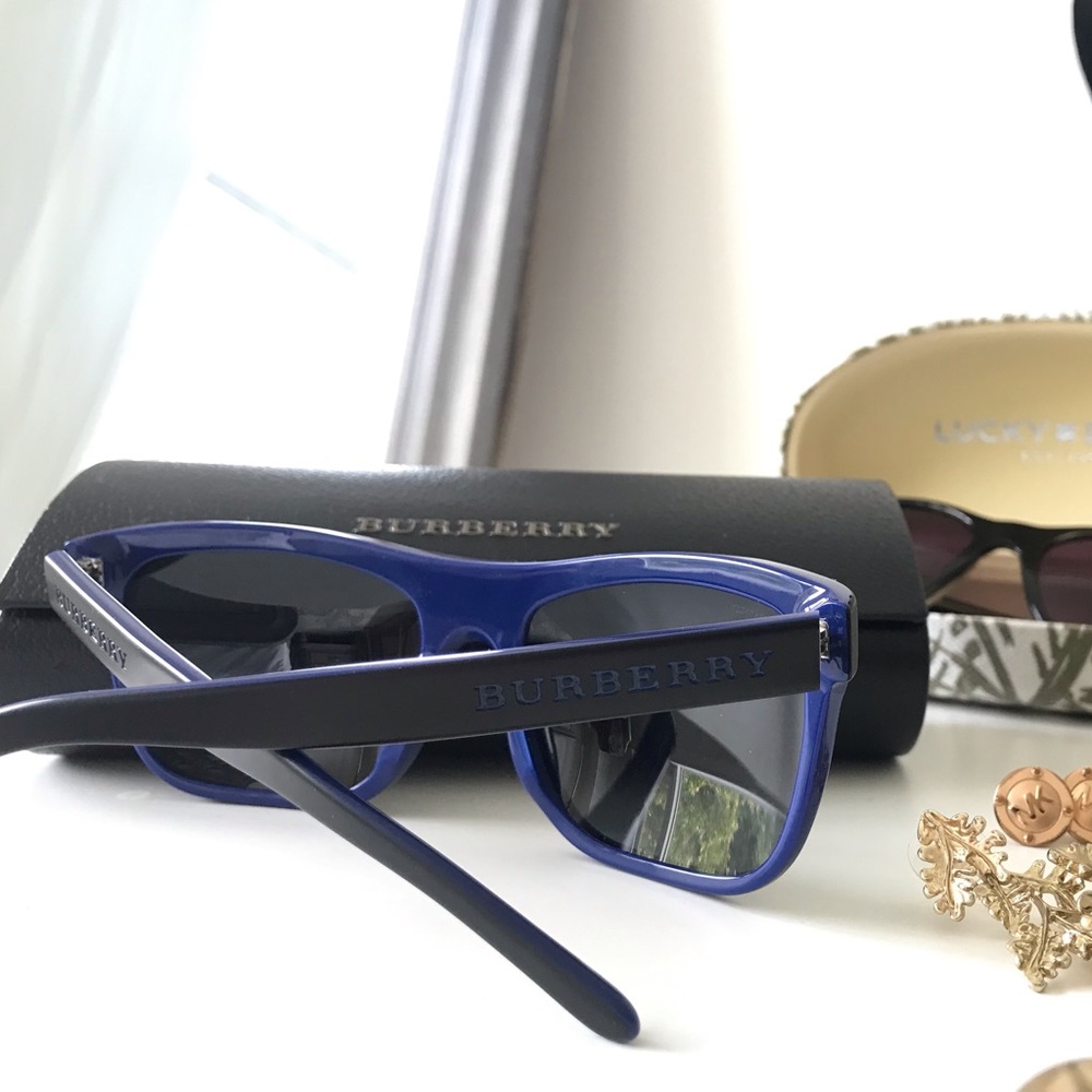 BURBERRY Sunglasses with case